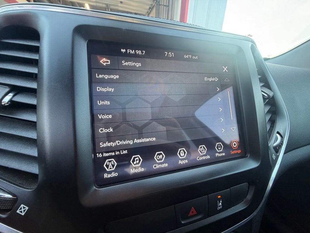 Used 2022 Bright White Clearcoat Jeep Latitude Lux image 27