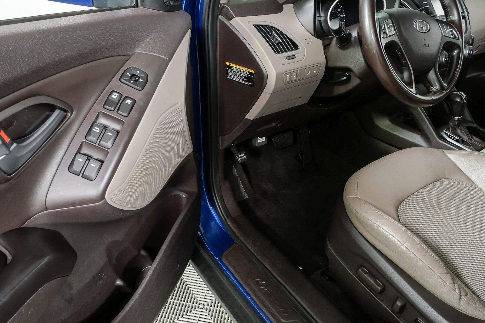 Used 2014 Laguna Blue Metallic Hyundai SE image 7