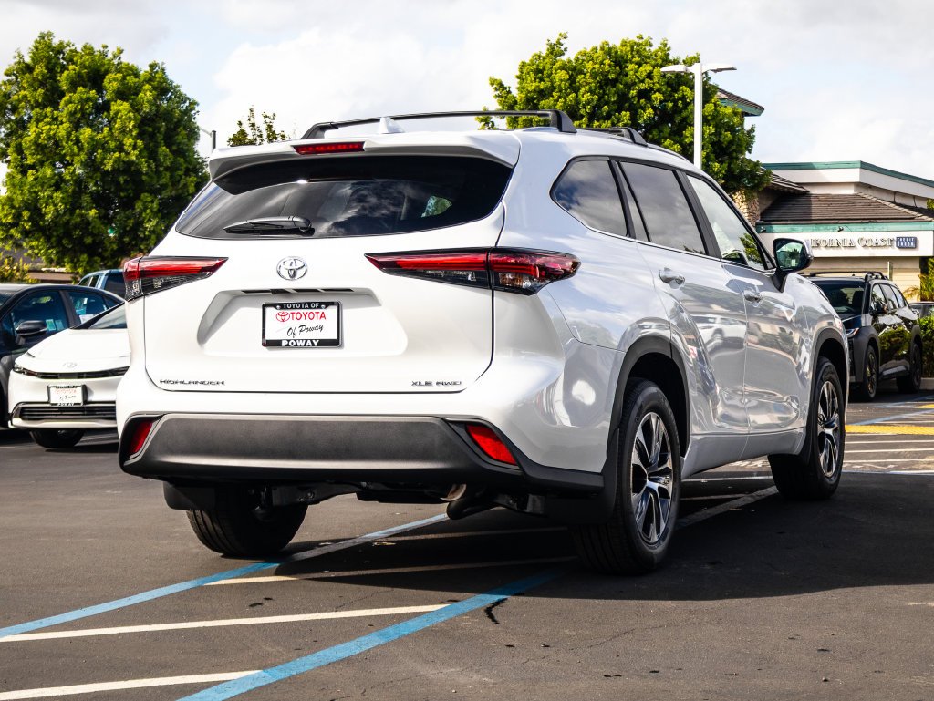 New 2026 Wind Chill Pearl <sup>1</sup> Toyota  XLE image 9