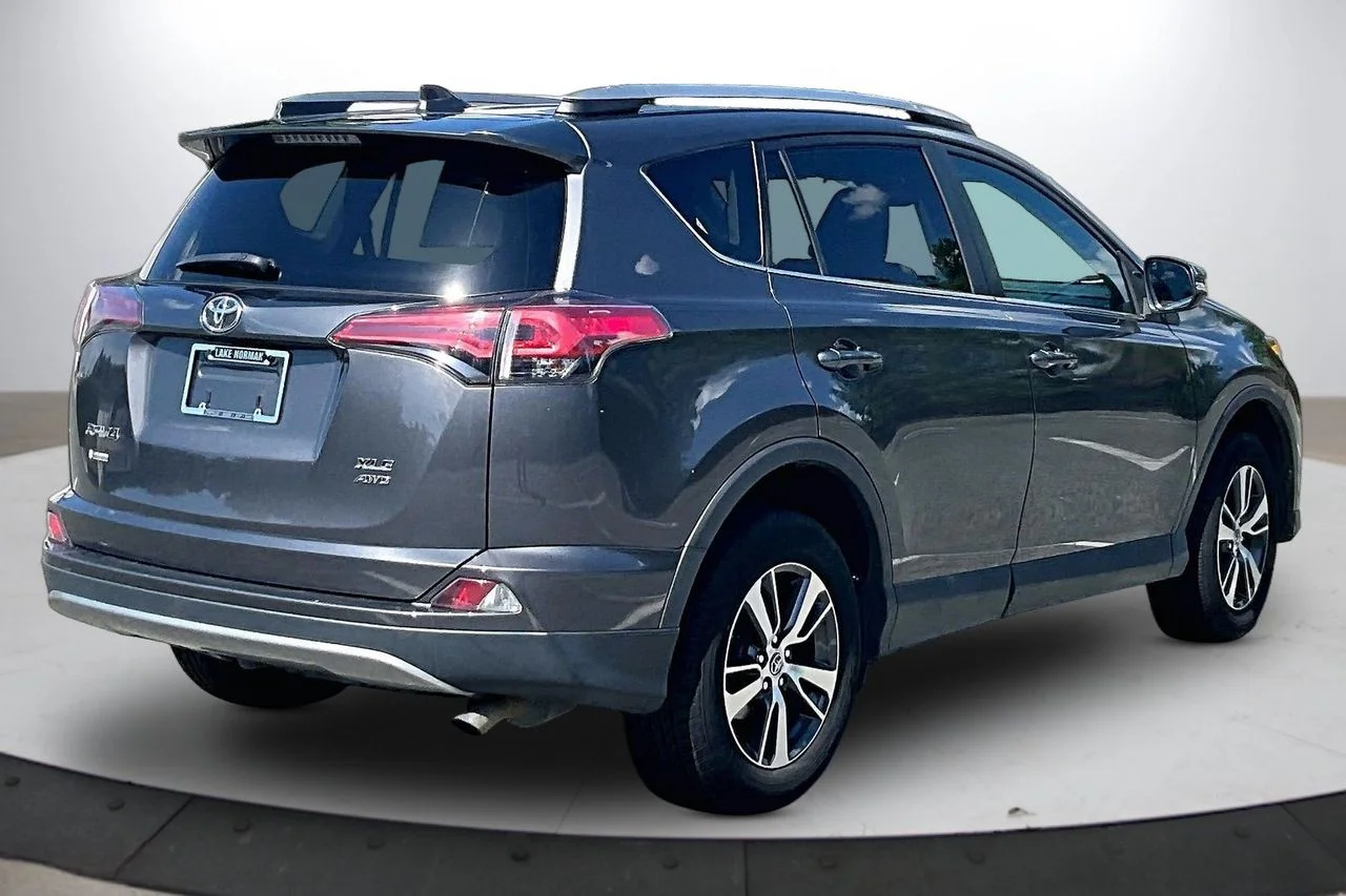 Used 2018 Gray Toyota XLE image 8