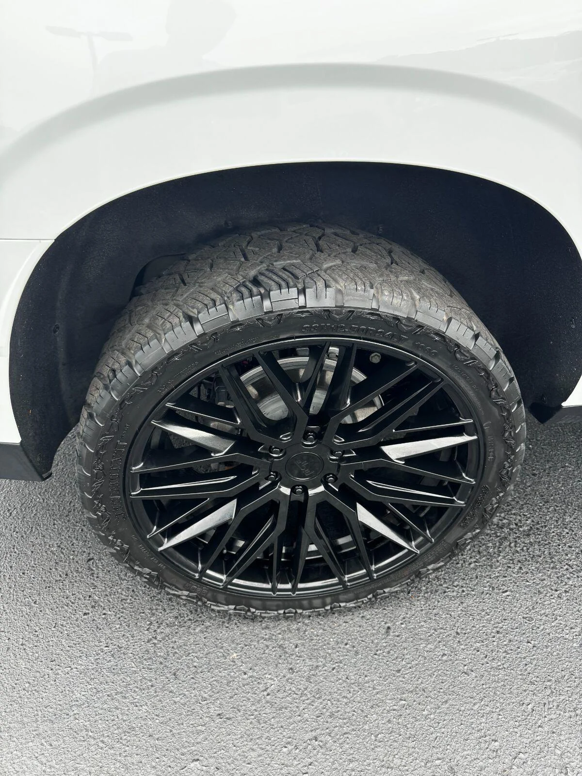 Used 2025 Summit White GMC Elevation image 13