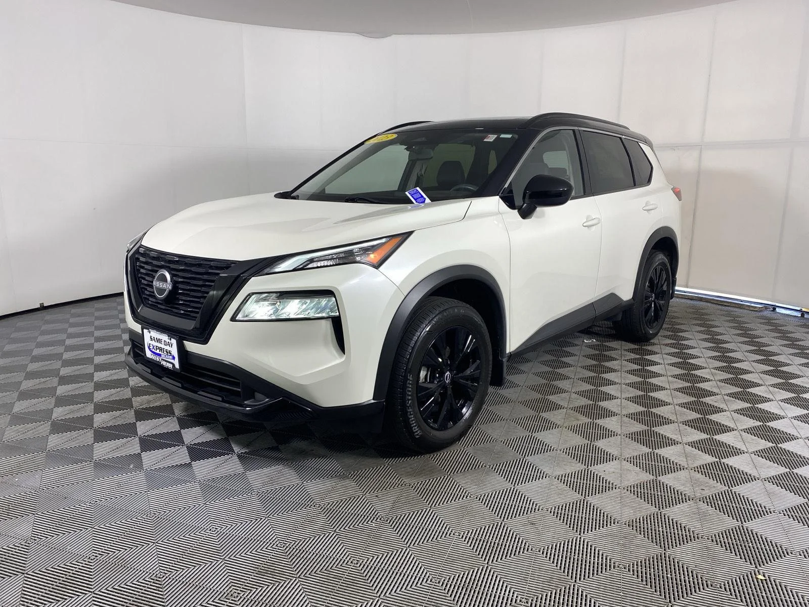 Used 2023 Pearl White Tricoat/Super Black Nissan SV image 3