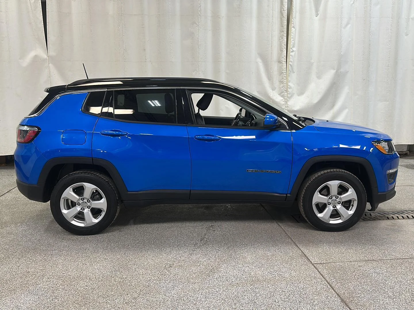 Used 2018 Laser Blue Pearlcoat Jeep Latitude image 6