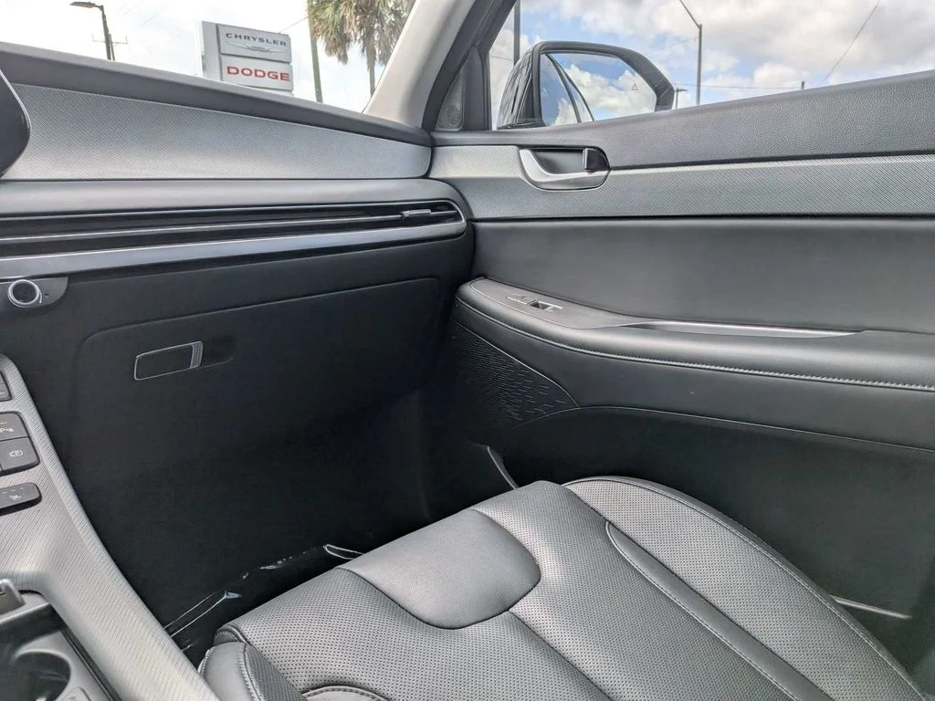Used 2025 White Hyundai SEL Premium image 18