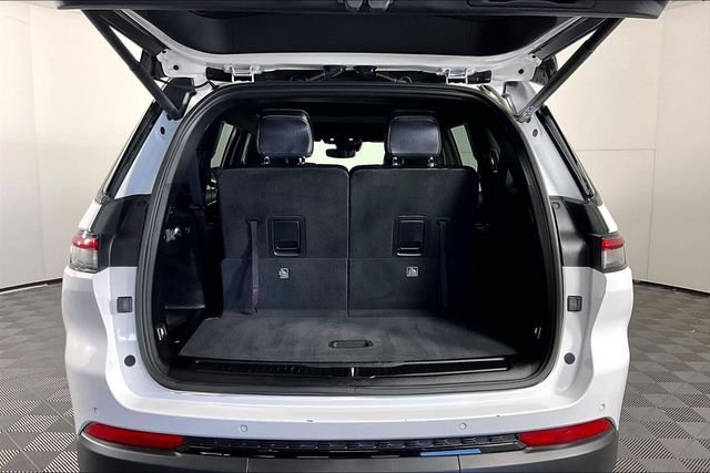 Used 2023 White Jeep Altitude image 30