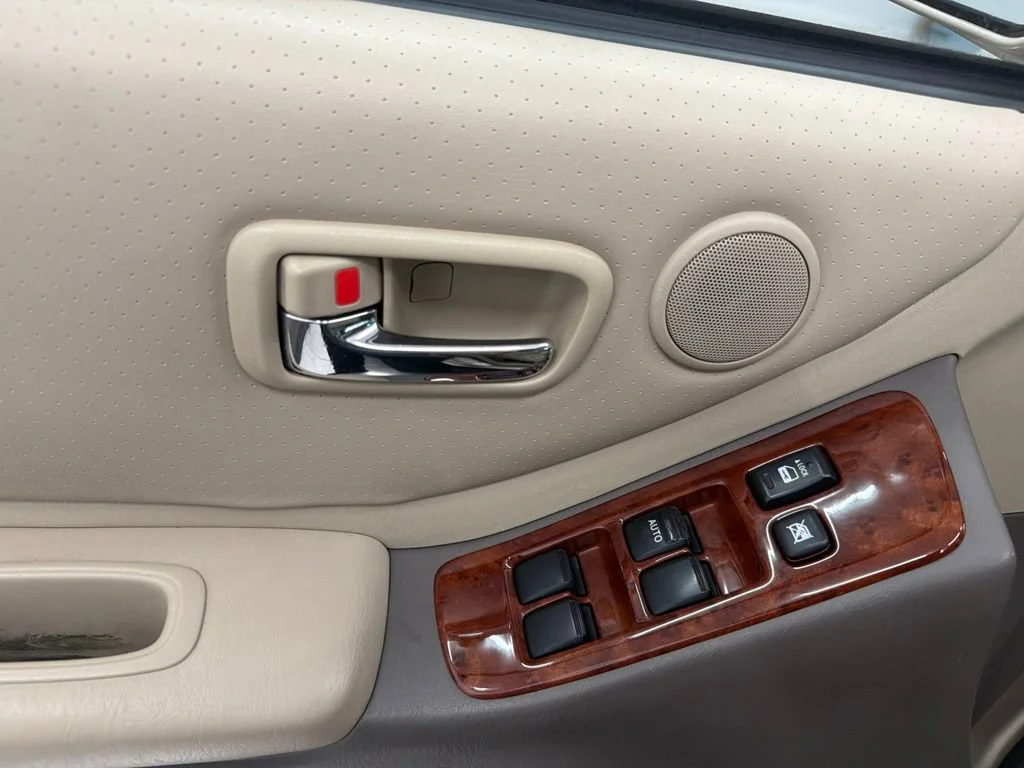 Used 2006 Gold Toyota Limited image 19