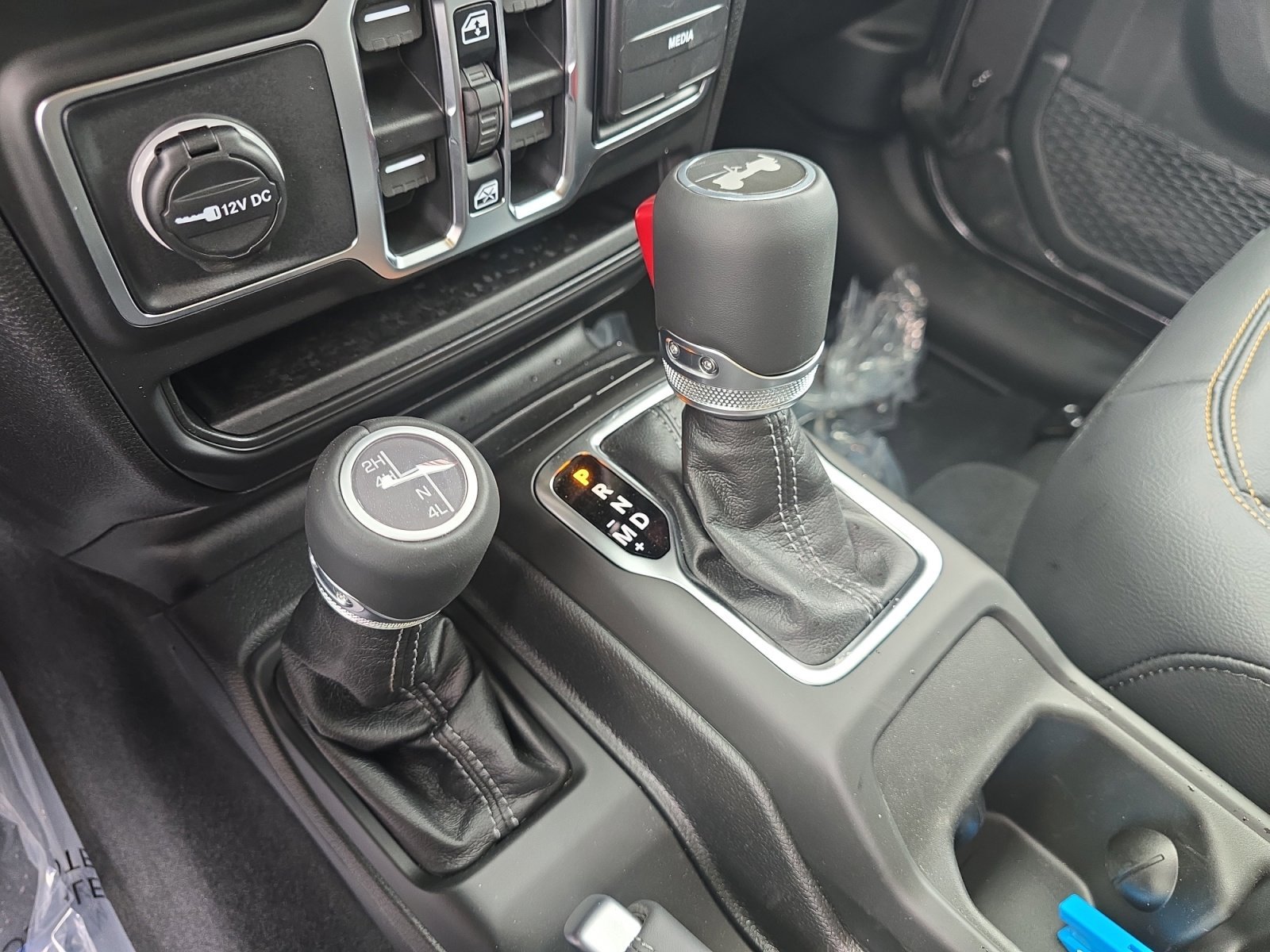 New 2026 Granite Crystal Metallic Clearcoat Jeep Sahara image 21