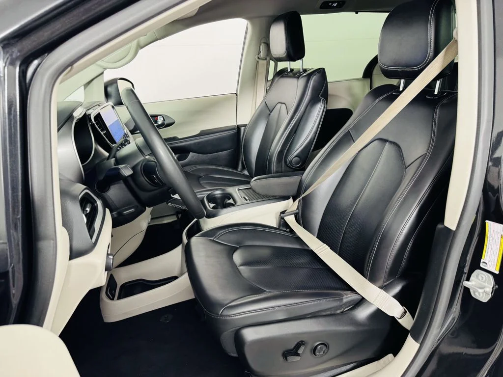 Used 2023 Black Chrysler Touring L image 6