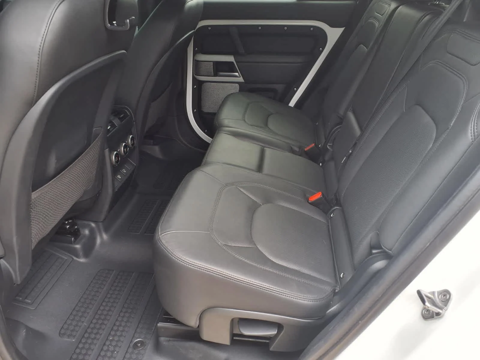 Certified Used 2024 Fuji White Land Rover S image 17