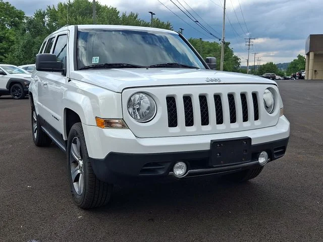 Used 2017 White Jeep Latitude image 3