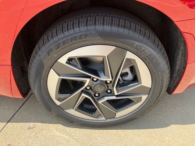 New 2027 Red Hot Pearl-Coat Exterior Paint Chrysler Limited image 26