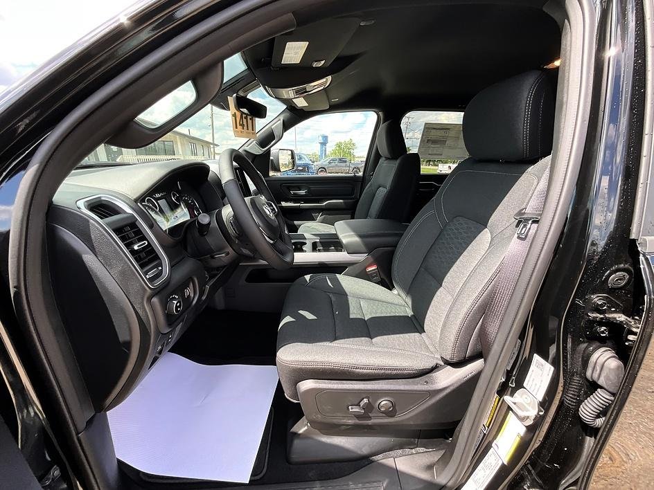New 2026 Diamond Black Crystal Pearl-Coat Exterior Paint RAM Big Horn/Lone Star image 14
