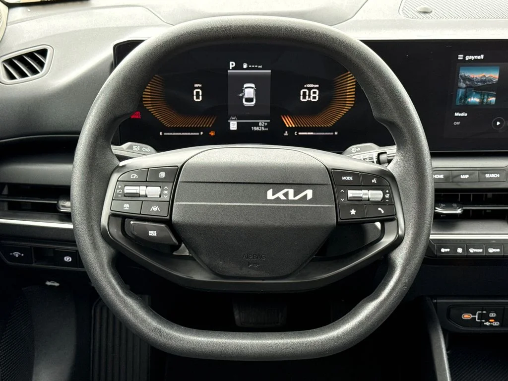 Used 2025 White Kia LXS image 14