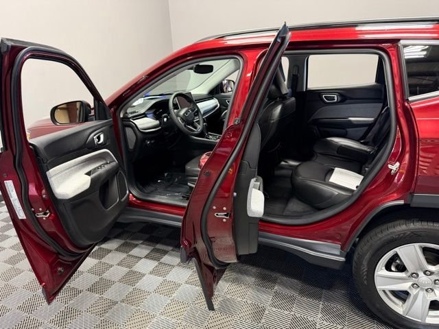 Used 2022 Velvet Jeep Latitude image 13