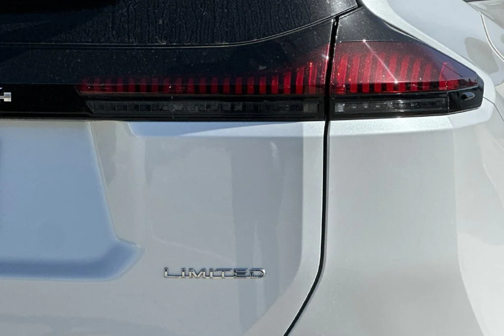 New 2026 Wind Chill Pearl <sup>1</sup> Toyota  Limited image 32
