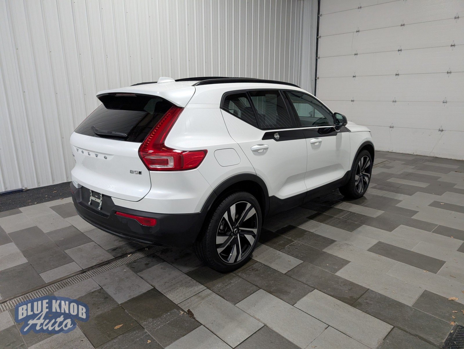 2025 Volvo XC40 Plus photo 4