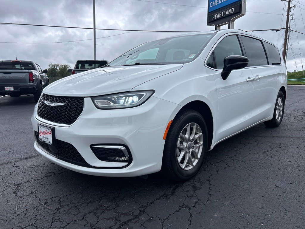 2025 Chrysler Pacifica Select