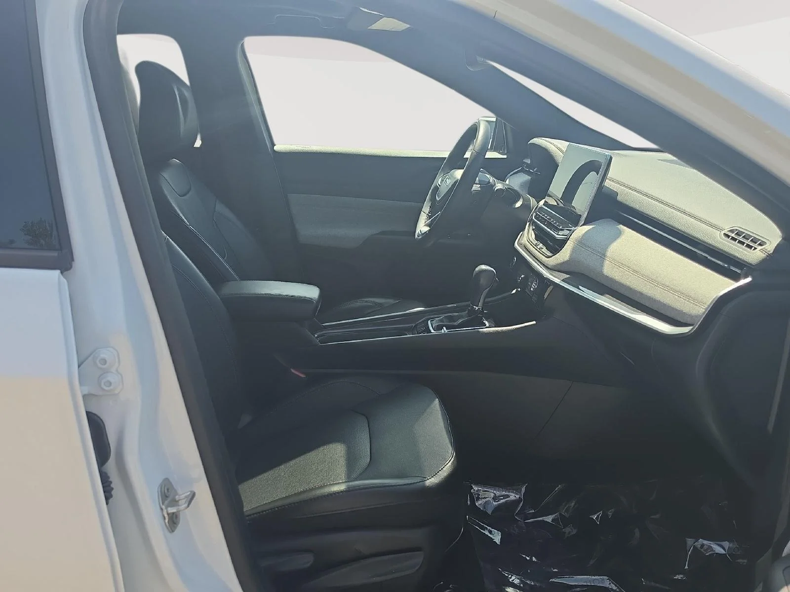 Used 2023  Jeep Latitude Lux image 16