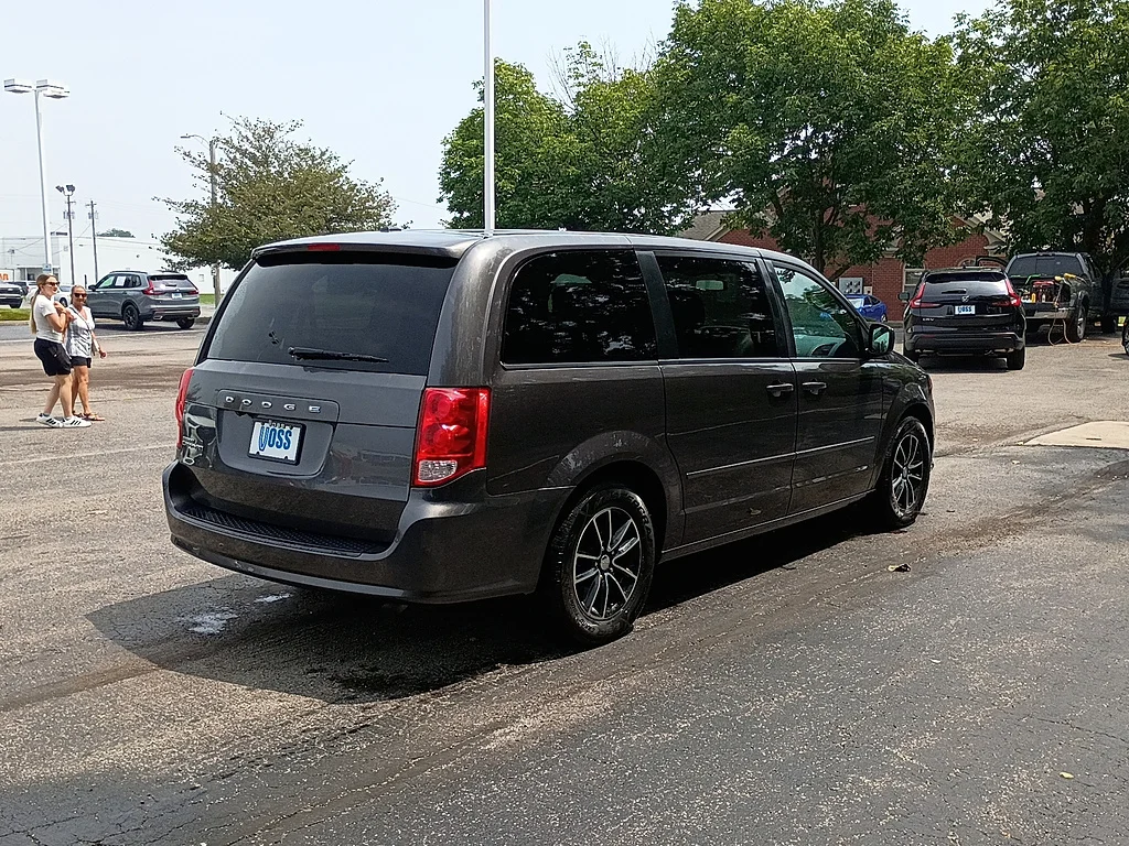 Used 2016 Granite Crystal Metallic Clear Coat Dodge SXT image 3