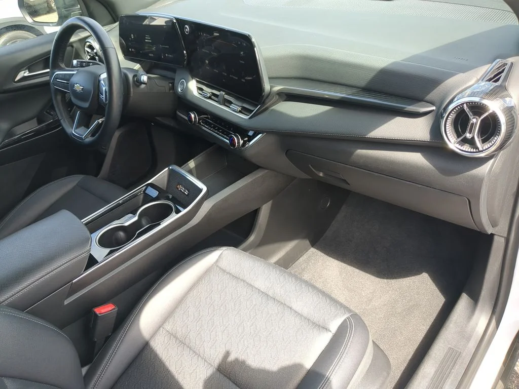 Used 2025 White Chevrolet LT image 11