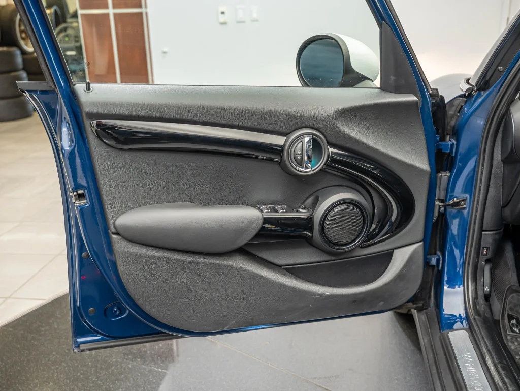 Used 2016 Deep Blue Metallic MINI  image 18