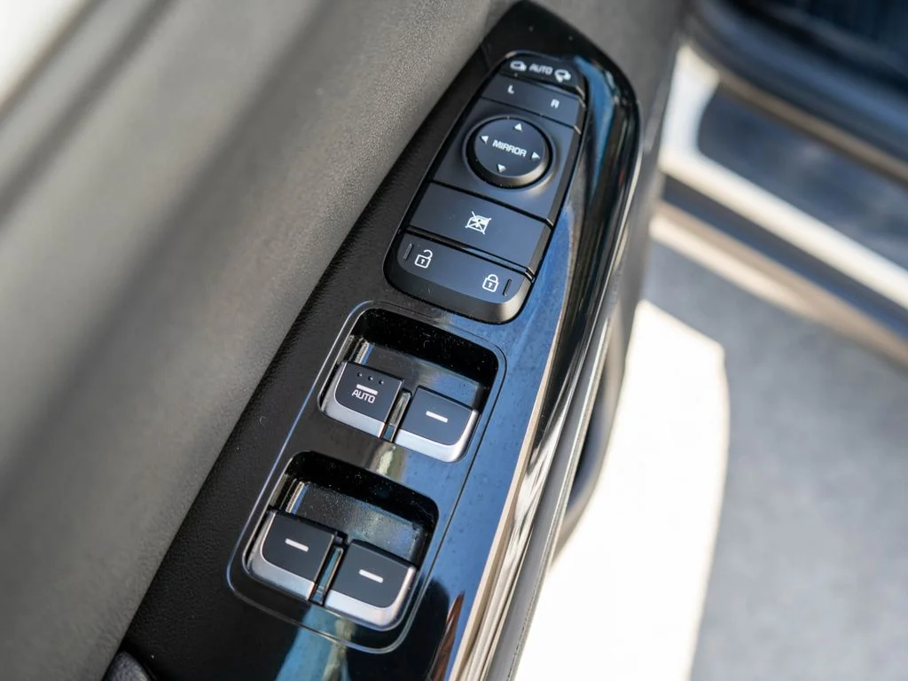Used 2020 White Kia EX image 17