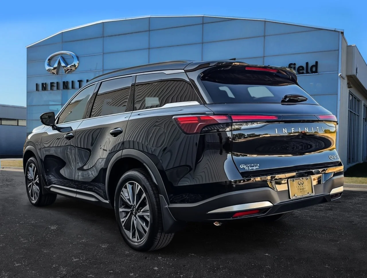New 2027 MINERAL BLACK INFINITI Luxe AWD image 4