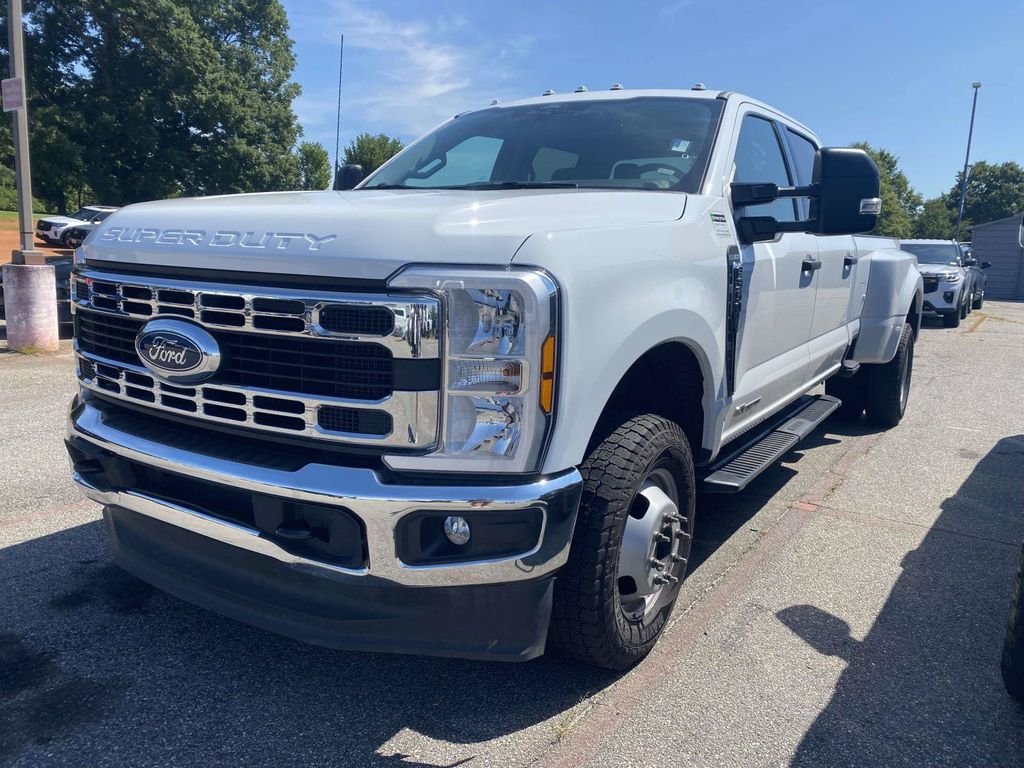Used 2026 Oxford White Ford XLT image 3