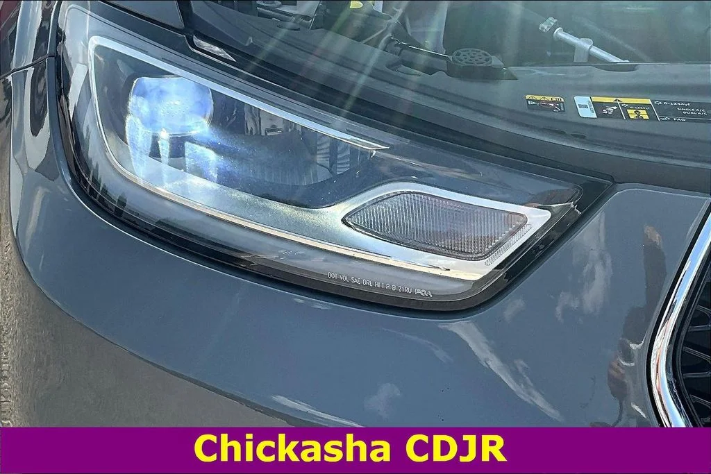 Used 2025 White Chrysler Select image 32