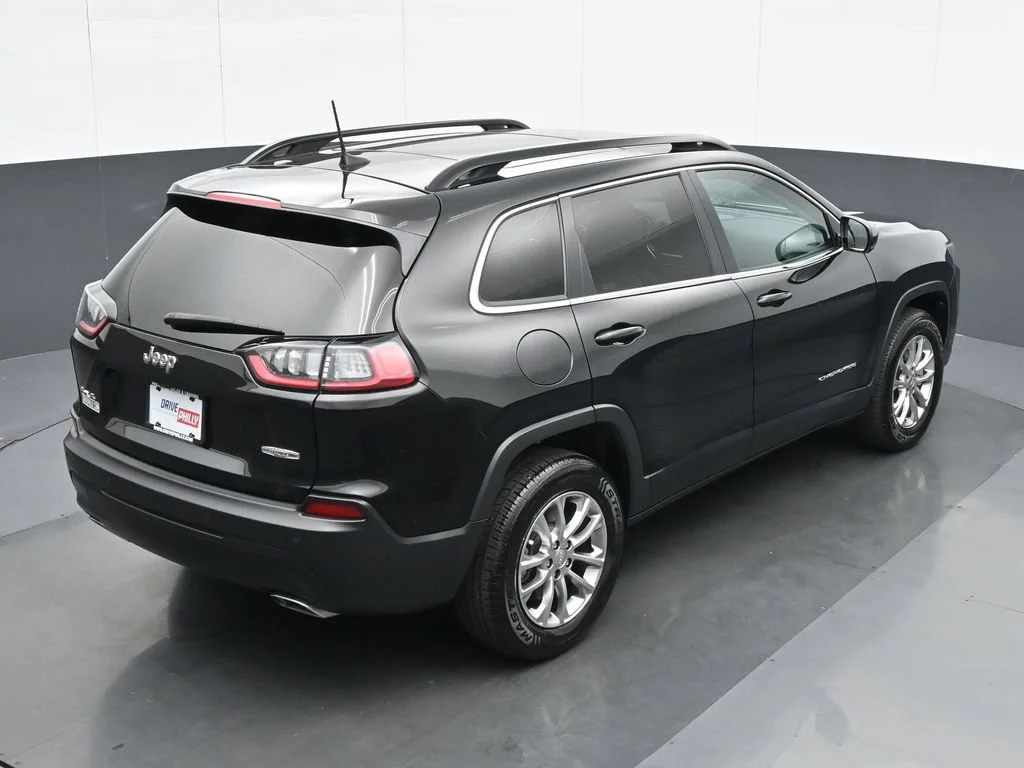 Used 2022 Black Jeep Latitude Lux image 21