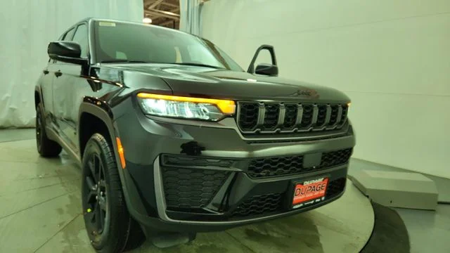 New 2026 Diamond Black Crystal Pearl-Coat Exterior Paint Jeep Laredo Altitude image 14