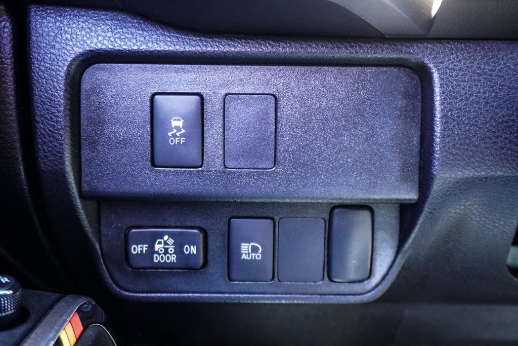 Used 2022 White Toyota SR5 image 21