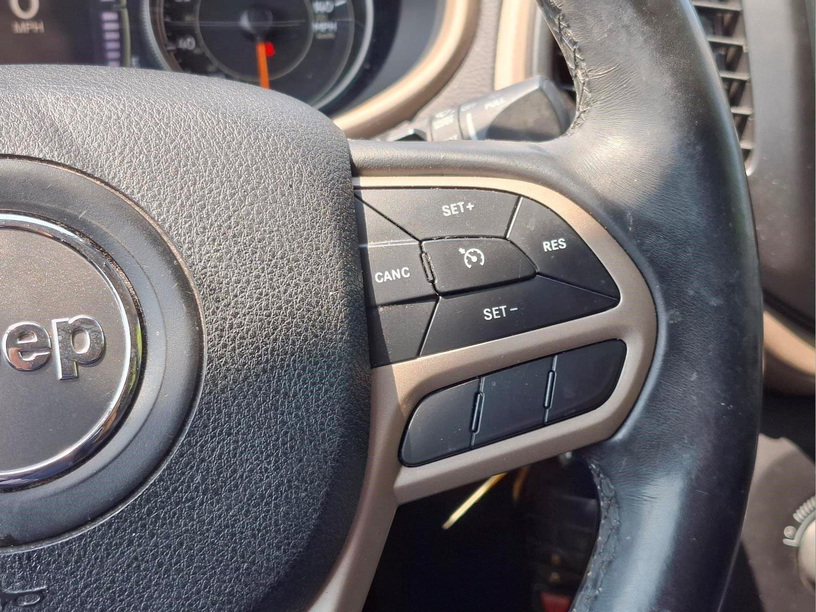 Used 2018 Billet Silver Metallic Clearcoat Jeep Latitude image 20