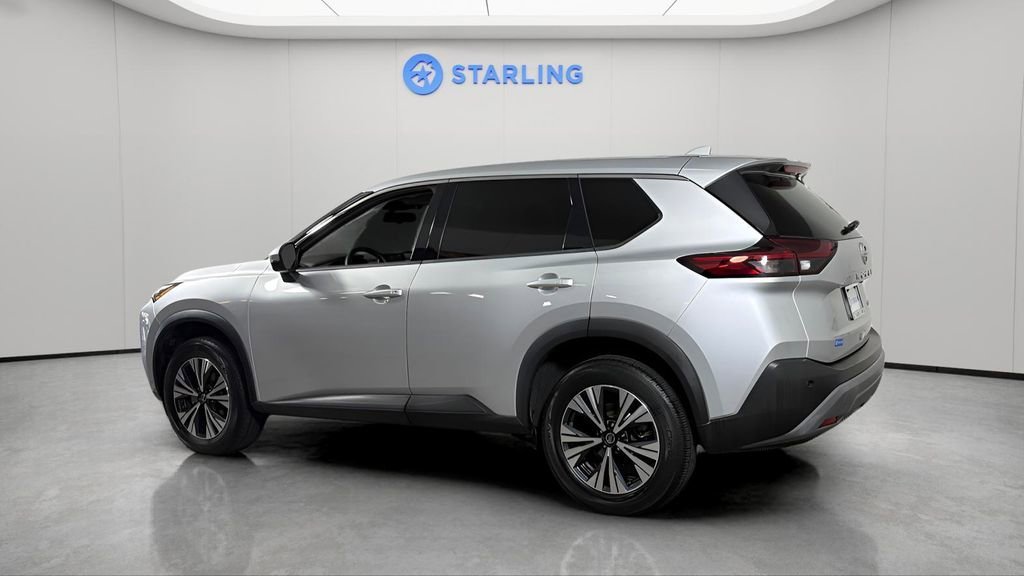 Used 2021 Silver Nissan SV FWD image 4