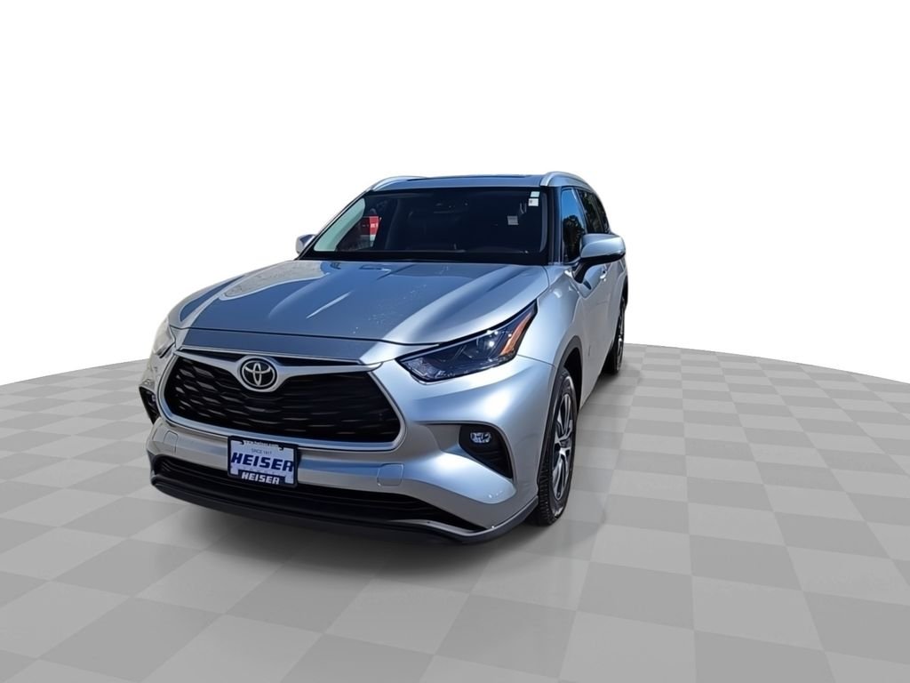 Used 2022 Silver Toyota XLE image 3