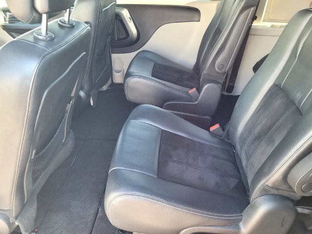 Used 2017 Silver Dodge SXT image 12