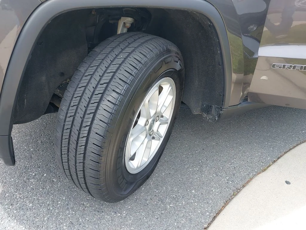 Used 2020 Gray Jeep Laredo E image 29