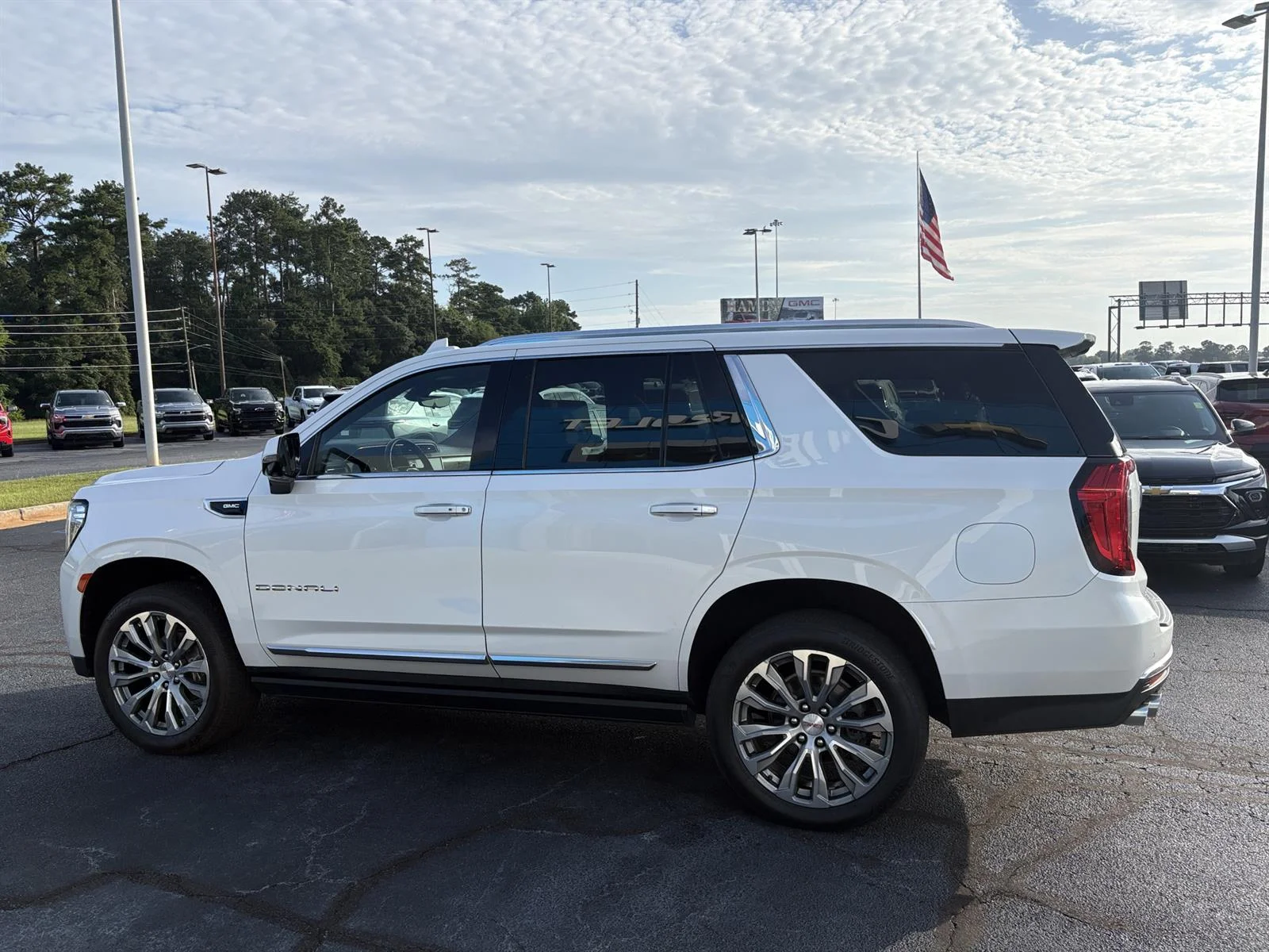 Used 2021 WHITE FROST TRICOAT GMC Denali image 9