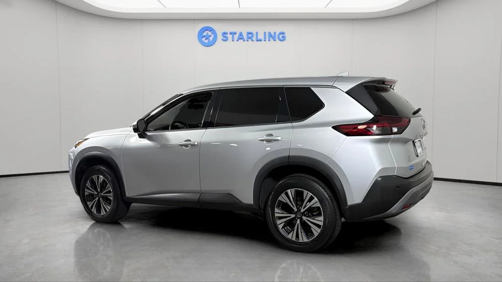 Used 2021 Silver Nissan SV FWD image 4