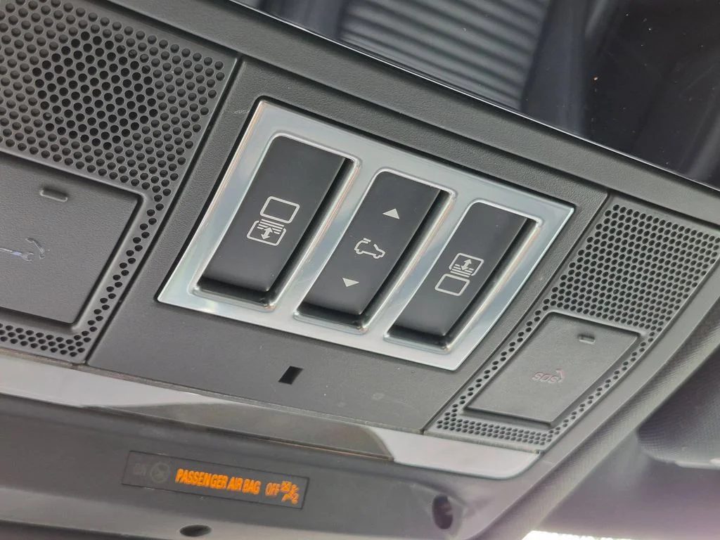 Used 2022 Gray Land Rover S R-Dynamic image 23