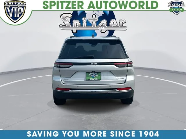 Used 2023 Silver Jeep Laredo image 8