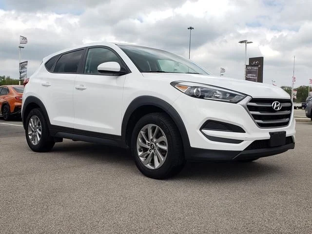 Used 2018 White Hyundai SE image 3