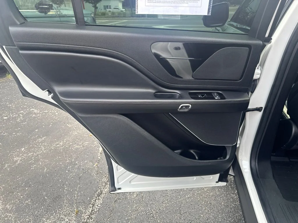 Used 2023 White Metallic Lincoln Standard image 27