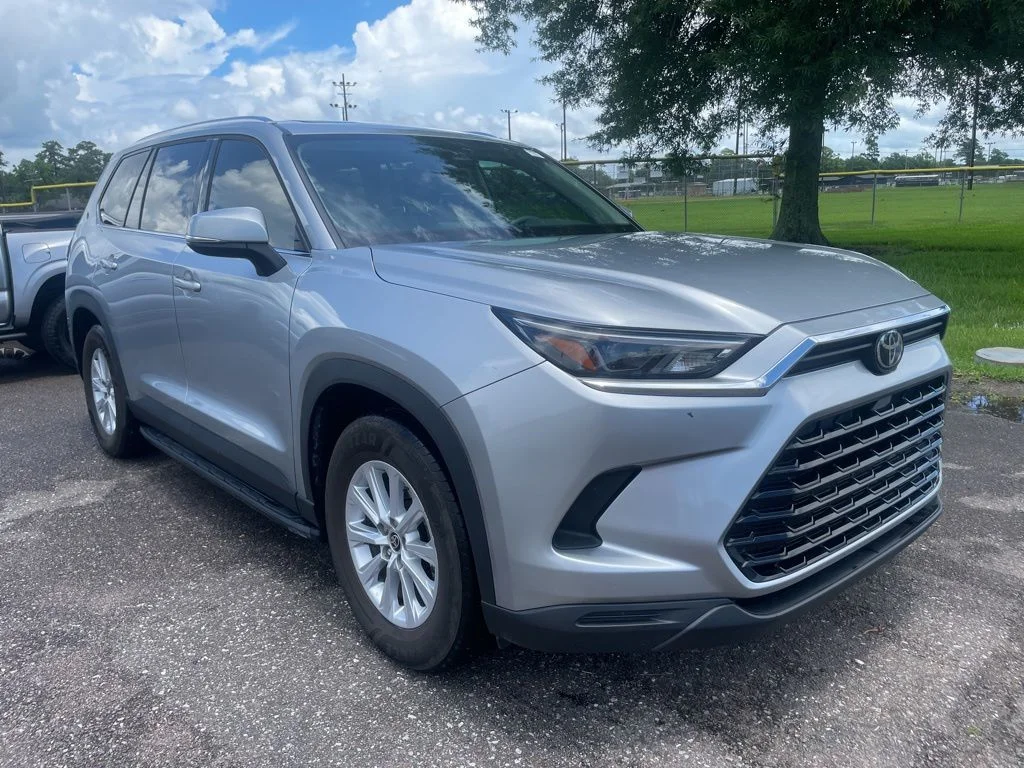 Used 2026 Silver Toyota XLE image 7