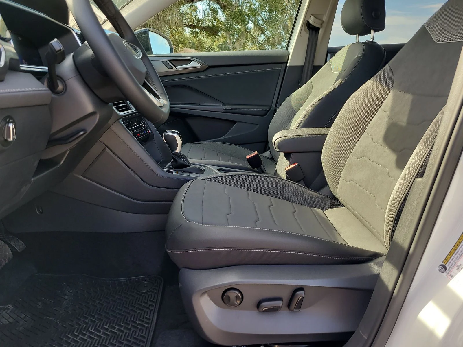 New 2026 Pure White W/Deep Black Roof Volkswagen 1.5T SE Black image 18
