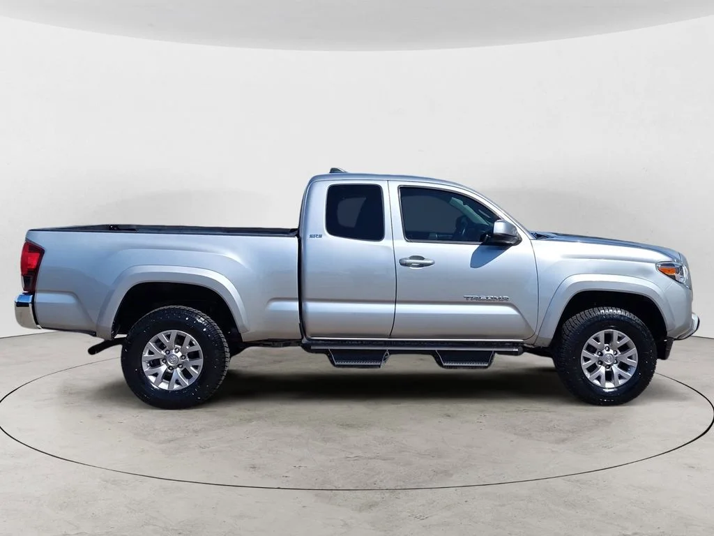 Used 2018 Silver Toyota SR5 image 6