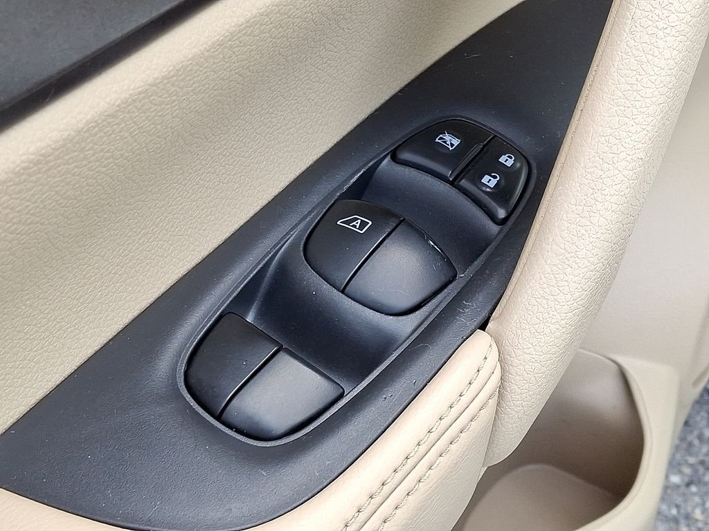 Used 2015 White Nissan S image 14