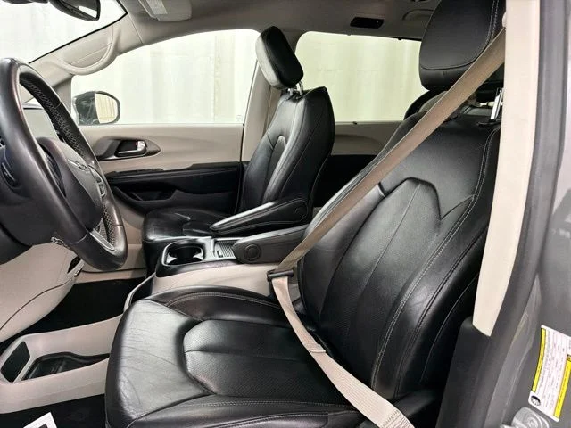 Used 2022 White Chrysler Touring L image 9