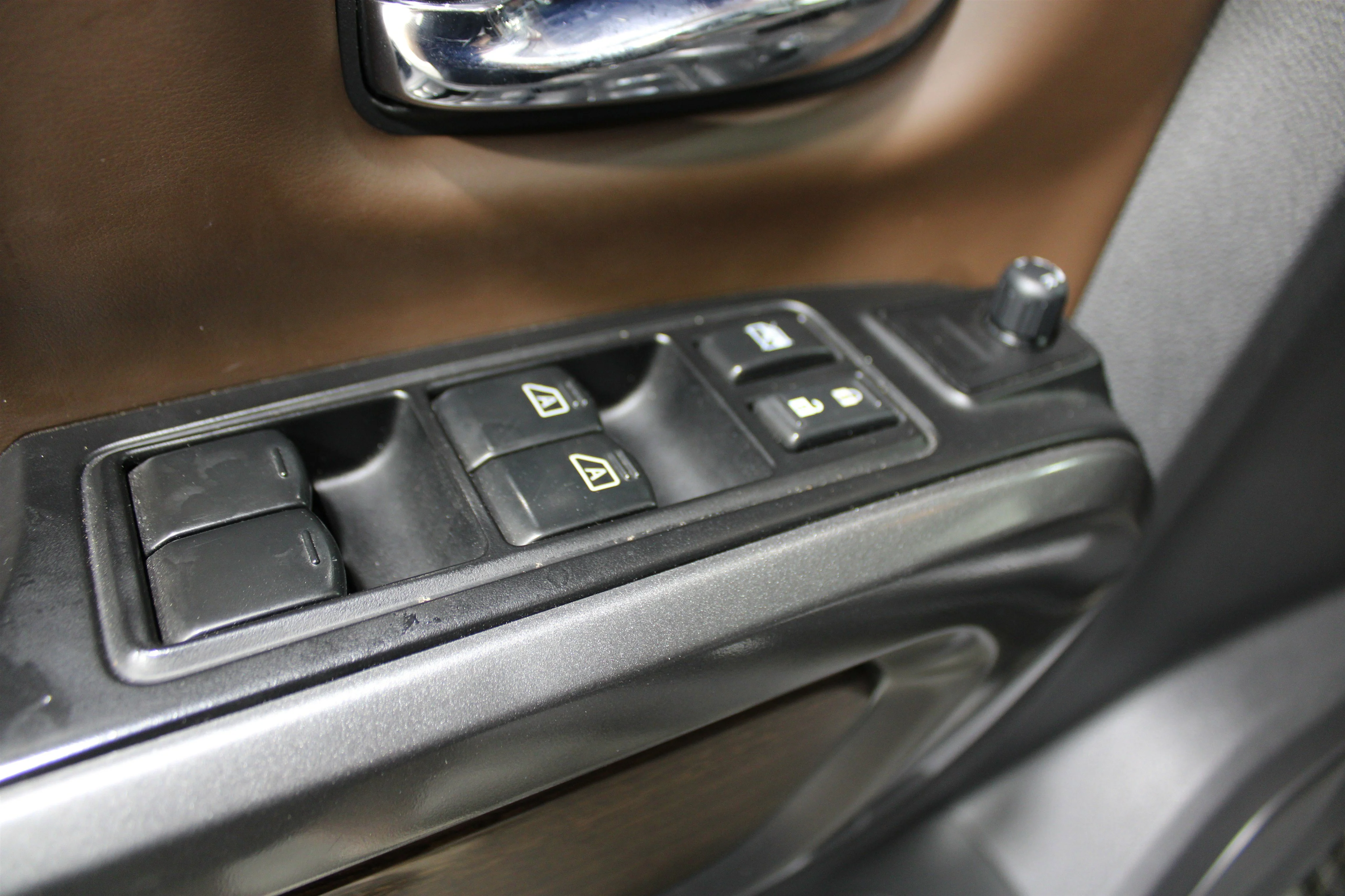 Used 2016 Magnetic Black Nissan Platinum Reserve image 7