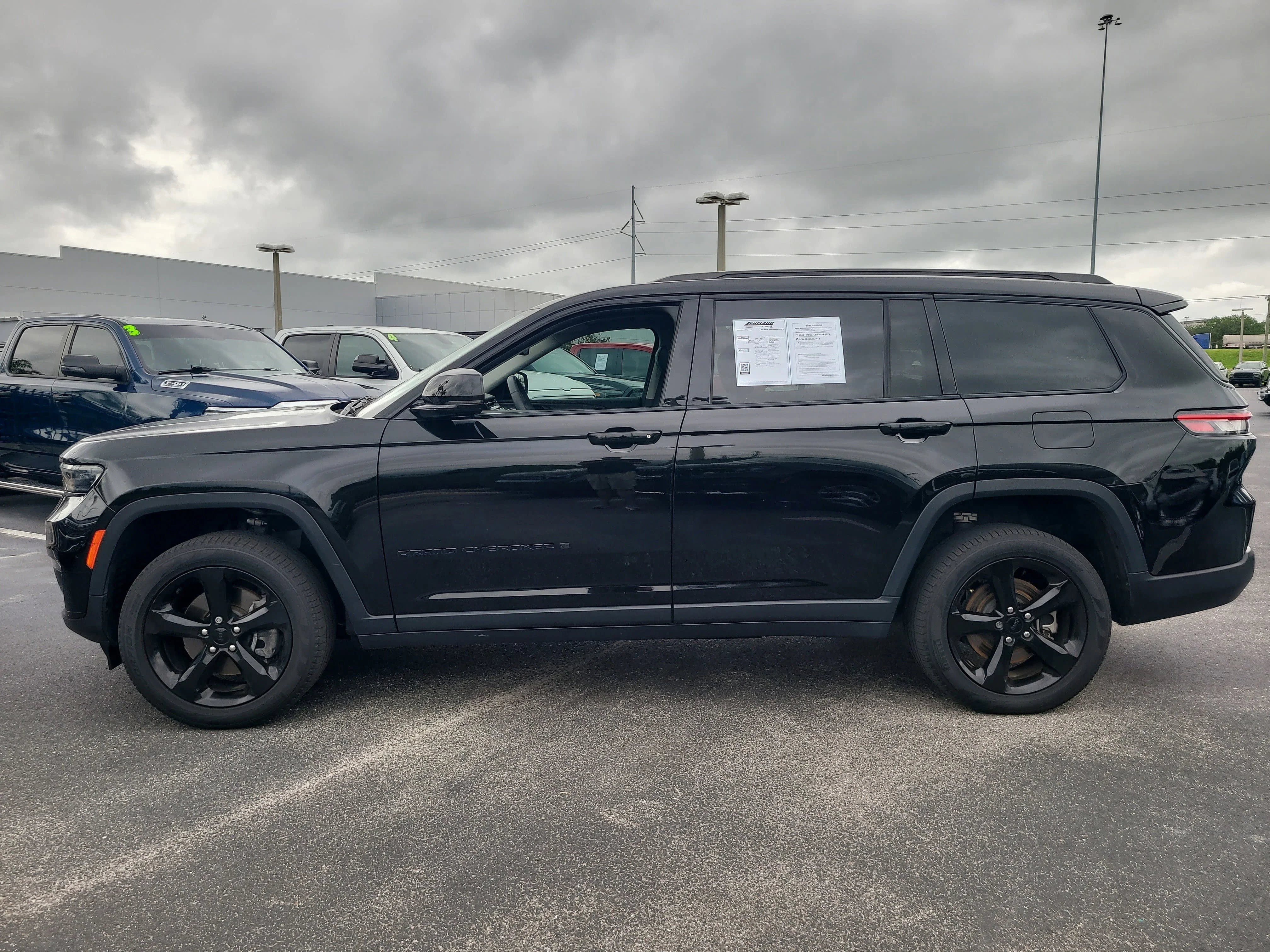 Used 2023 Diamond Black Crystal Pearlcoat Jeep Limited image 7